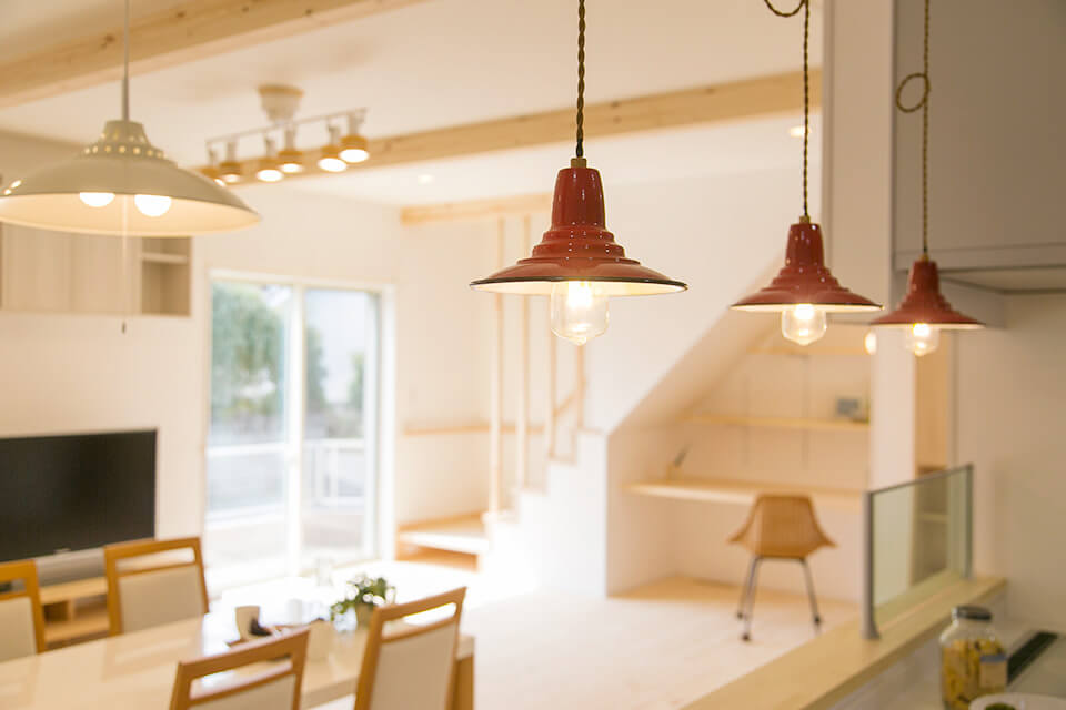 ペンダント照明で華やかな空間に